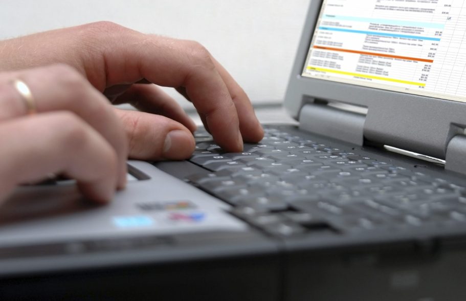 stratégie de développement RH Main en train de taper sur le clavier d'un ordinateur portable.