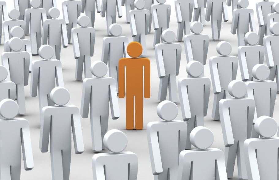 gestion de la paie Une silhouette orange se démarque parmi une foule de silhouettes grises.