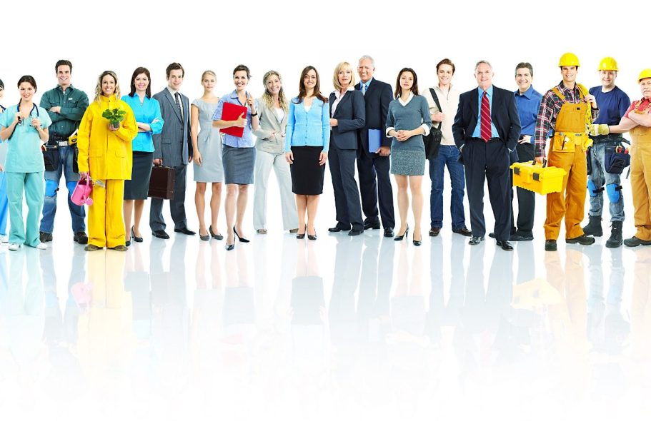 externalisation de la paie Groupe diversifié de professionnels en tenue de travail et formelle, posant ensemble.